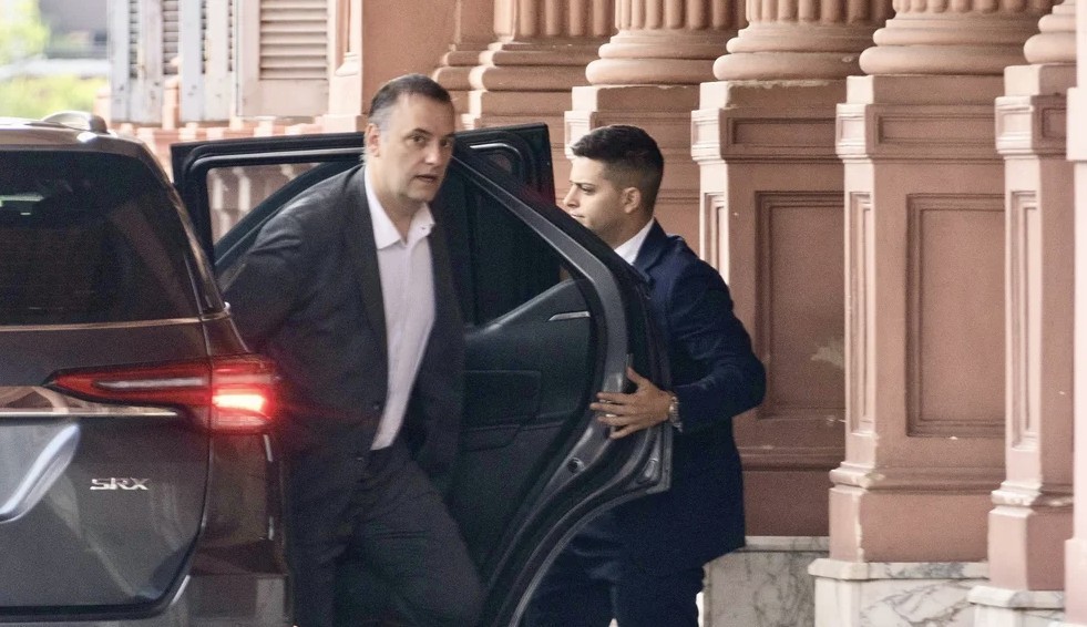 Adorni se prepara para presentar su declaración jurada, pero elude las presiones de Bullrich y Villarruel