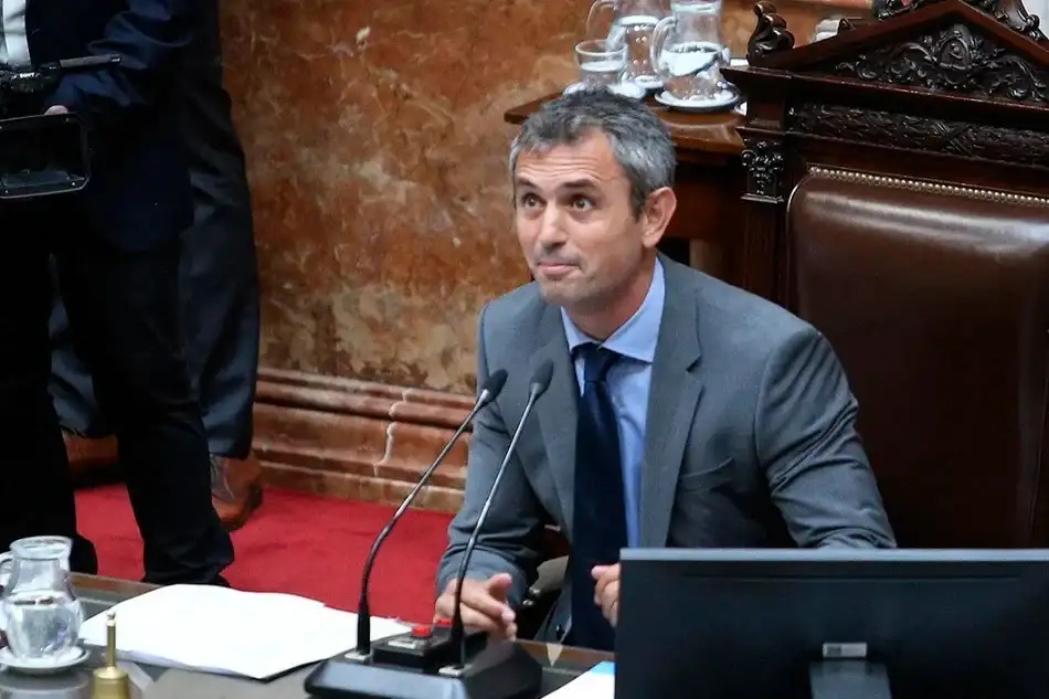 Santiago Caputo acusó a Menem de operar en su contra y crece la desconfianza dentro del Gobierno