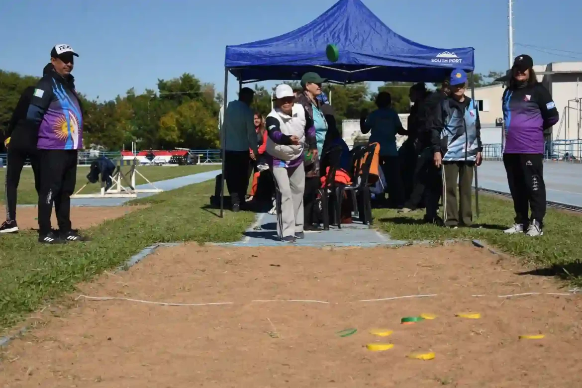 Deporte y recreación: gran concurrencia en la jornada del programa “Chaco Juega” para adultos mayores.