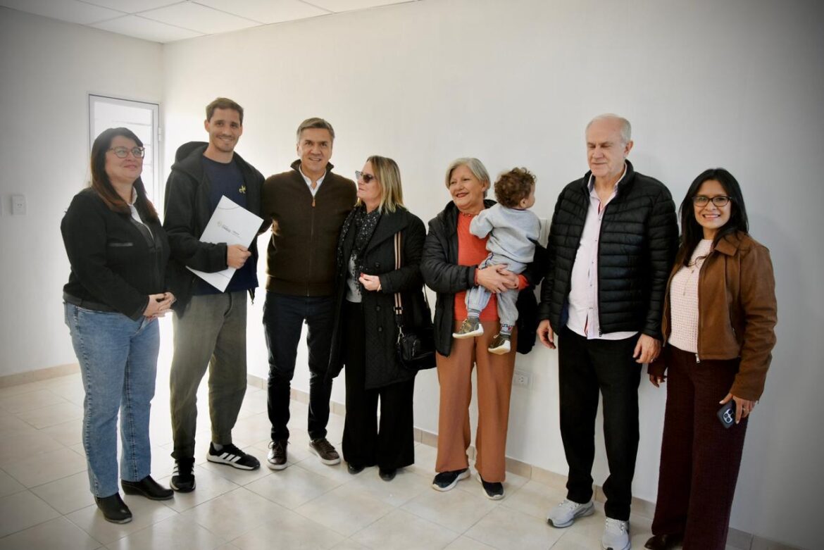 Chacra 214: con inclusión y transparencia, el gobernador Zdero entregó más viviendas en Resistencia.