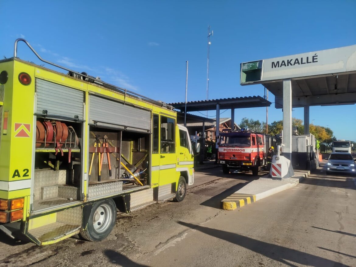 Peaje Makallé: bomberos liberaron a un camionero atrapado tras una colisión