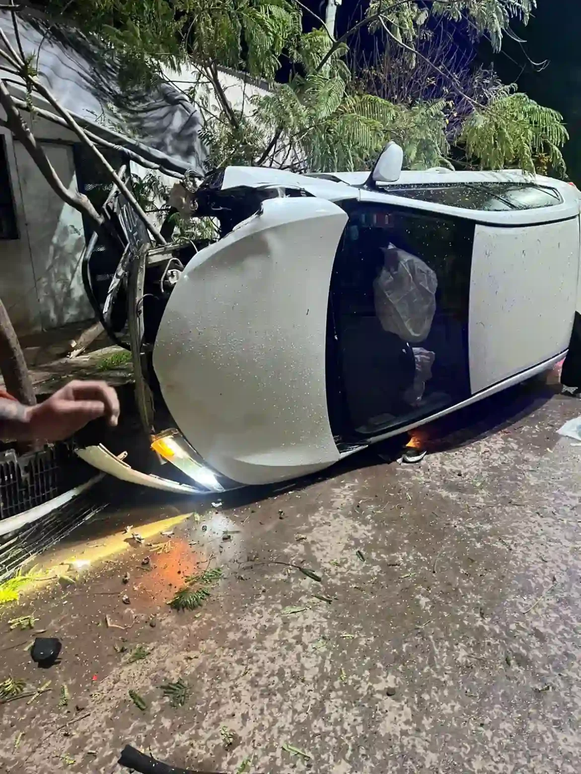Un automóvil volcó tras un despiste en la madrugada