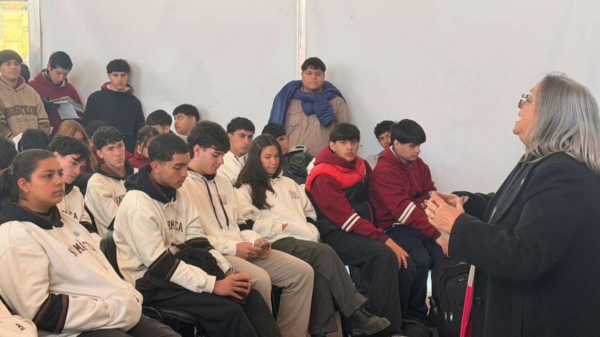 Alumnos de Barranqueras conocieron la operatoria y el crecimiento del puerto