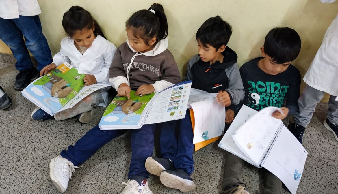 Educación fortalece la alfabetización con la segunda entrega de libros del programa Aprendo Leyendo