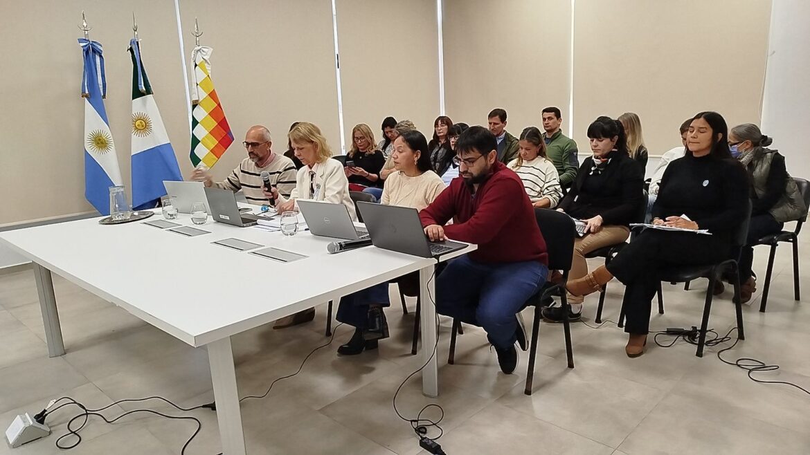 Educación capacita en carga de títulos digitales a escuelas secundarias e institutos superiores