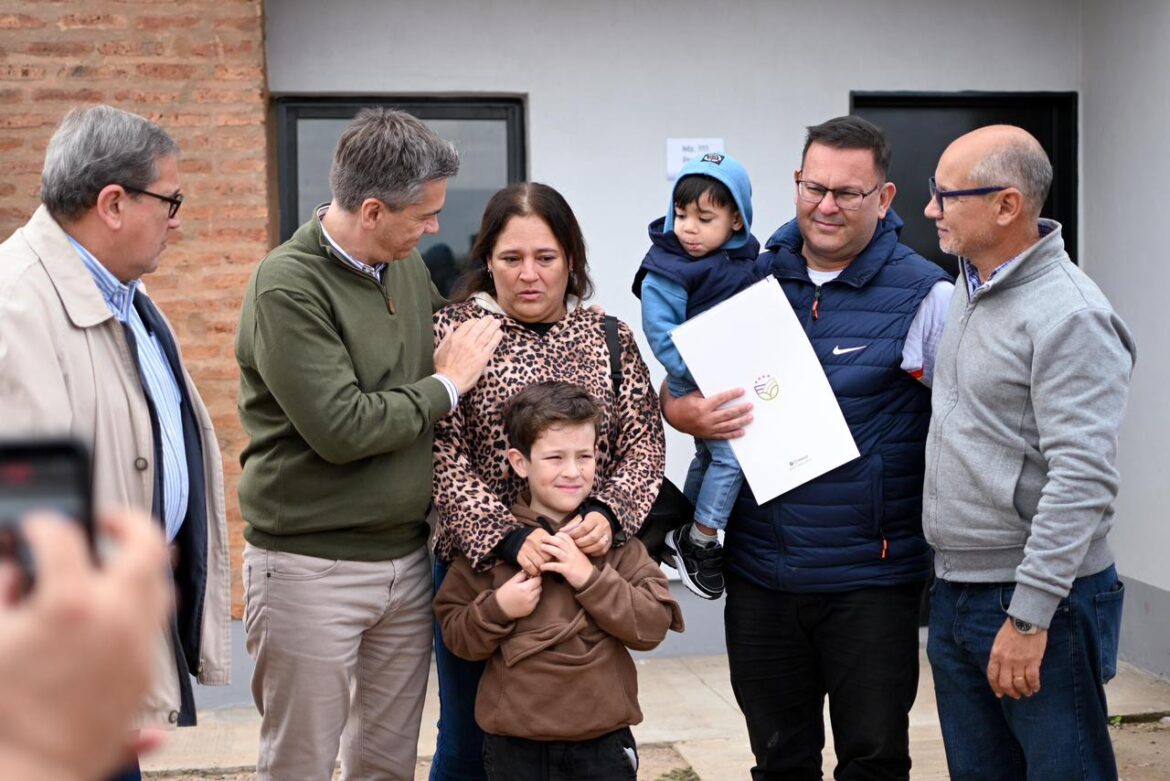 Zdero entregó viviendas en la Chacra 214 y destacó la recuperación de la confianza en el IPDUV
