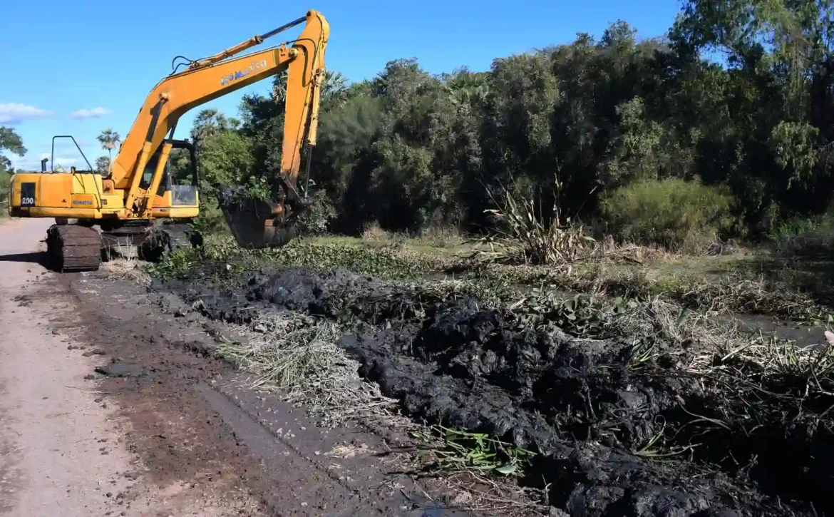 Extenso trabajo ejecuta el Municipio en el canal Quijano para mejorar el drenaje urbano